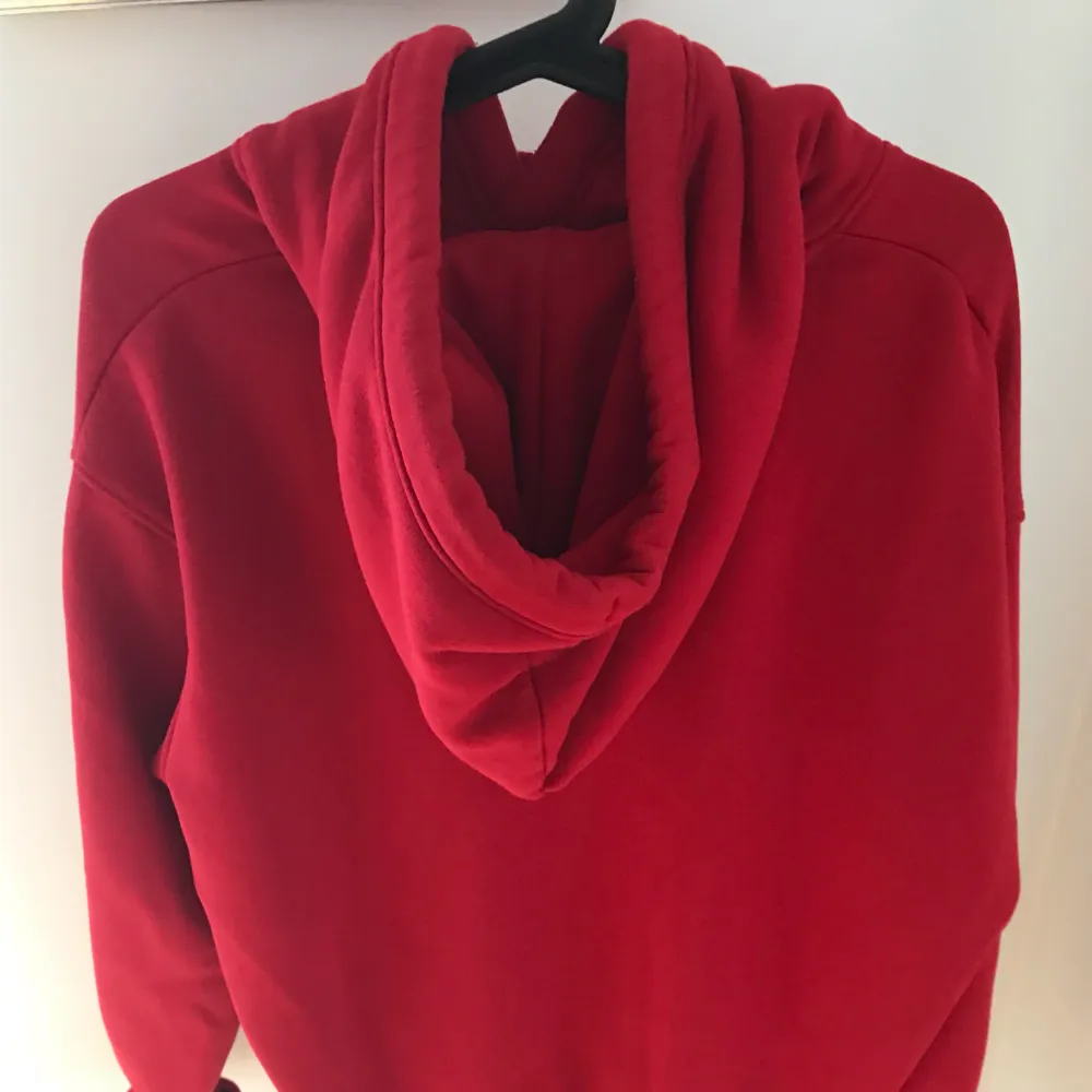 En röd hoodie från weekend i bra skick. -strl S. -100 kr+frakt 79 kr. Hoodies.