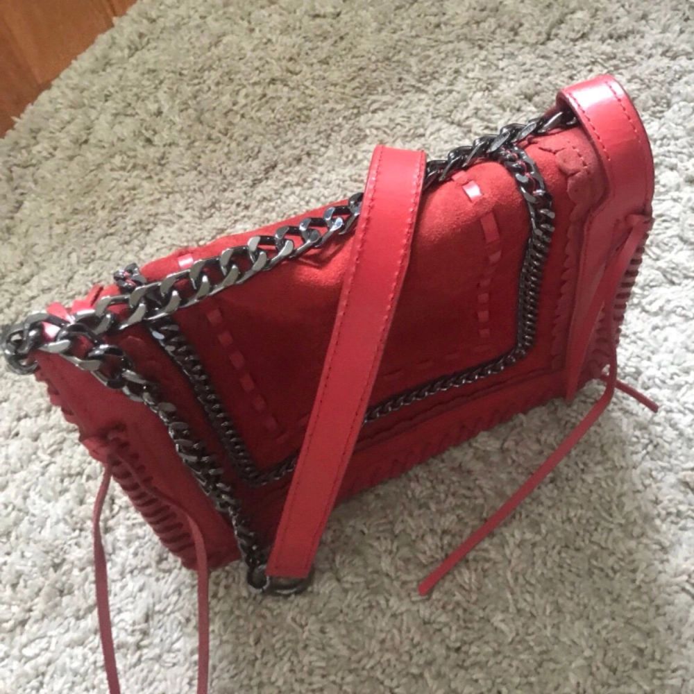 Säljer denna superfina röda väska i mocka från Zara! Endast använd en gång, nypris 700kr i butik!. Väskor.