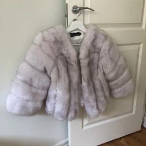  - Fakepälsjacka i storlek M men passar bättre S. Aningens kort i armarna men beror på. Köpare står för frakt. Aldrig använd 