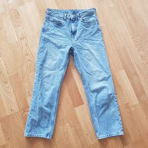 Voyage standard jeans från weekday, strl 26. Höga i midjan och kortare modell. Använda fåtal gånger. 
