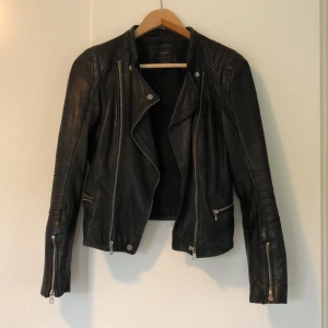  - Skinnjacka från zara i läder.