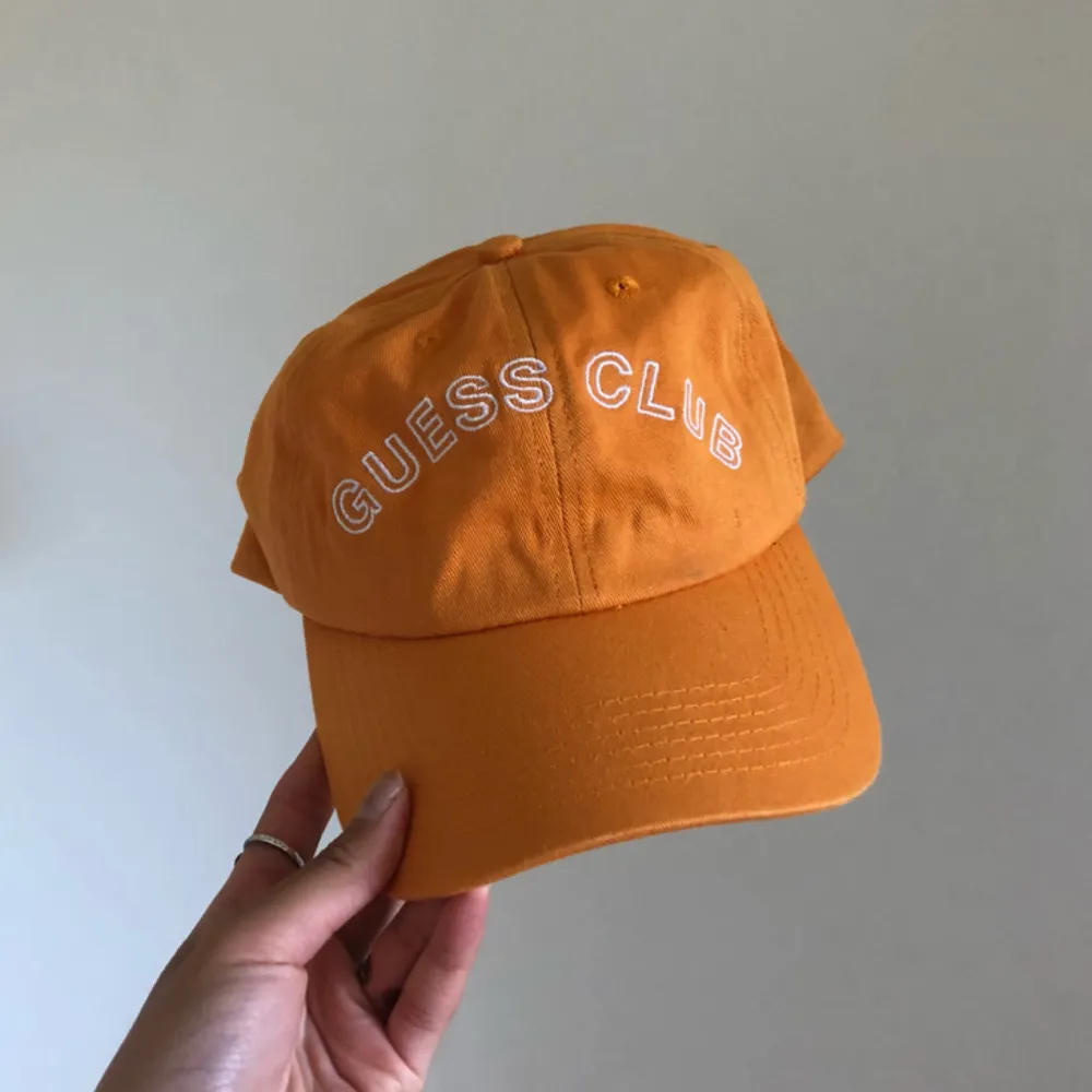 Orange keps ”Guess Club” från Guess & A$AP Rocky Men. Använd en gång. Köparen står för frakten, kan hämtas i Gbg . Accessoarer.