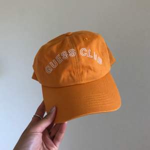 Orange keps ”Guess Club” från Guess & A$AP Rocky Men. Använd en gång. Köparen står för frakten, kan hämtas i Gbg 