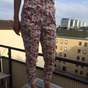  - Superfina blommiga byxor på ljusrosa botten. 🌺🌸