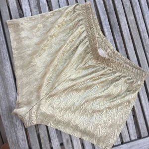  - Supersköna mjuka guldiga shorts. Perfekta i sommarhettan. 