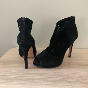  - Säljer ett par högklackade skor i mocka från Sofie Schnoor i storlek 36, de sitter på ordentligt på foten vilket gör de jättesköna att gå i. Använda ett fåtal gånger. Inköpta för 1300 kr. Säljer dem då de är för små för mig idag. 