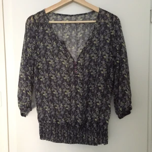  - Genomskinlig blus med mönster. Mörkblå färg. Stl S eller mindre M.