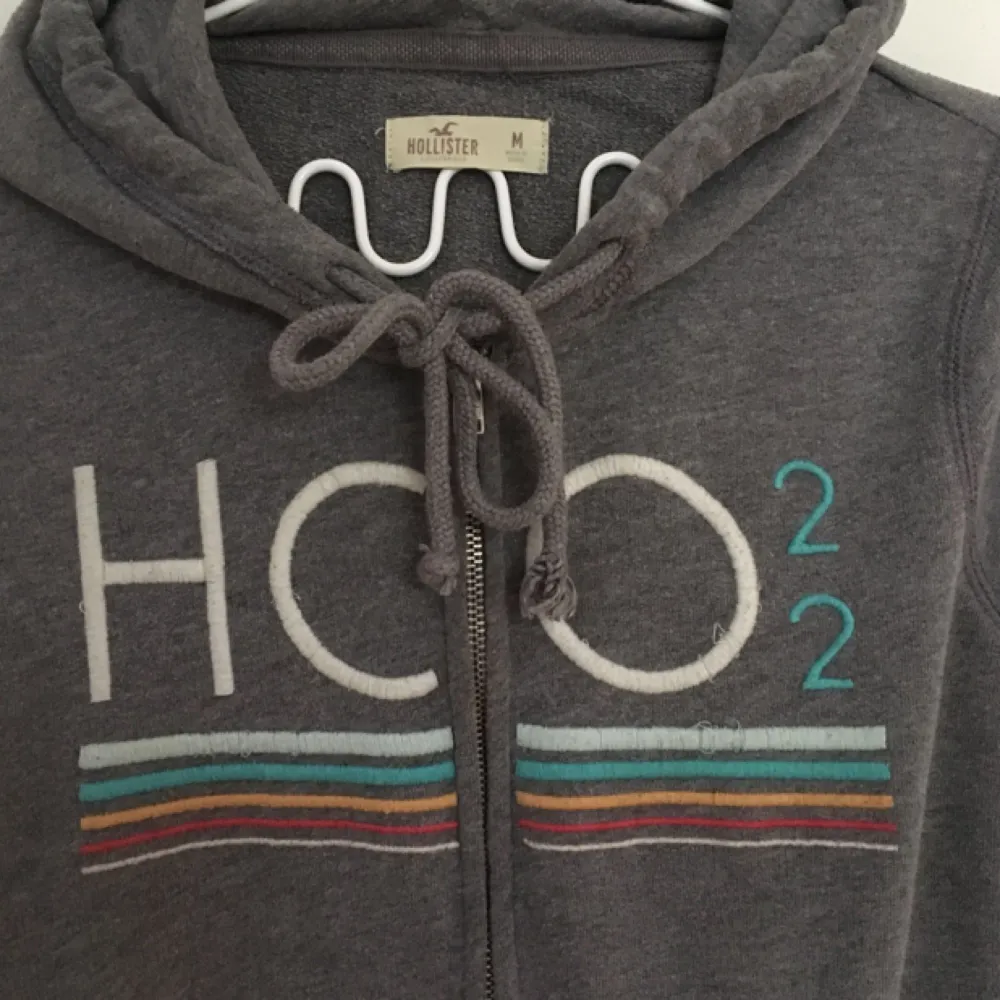 Fin och gosig huvtröja med dragkedja från Hollister! Köpt second hand för nåt år sen men använder den tyvärr inte då jag har så himla många hoodies. Fint skick förutom några trådar som lossnat (se bilder), det märks dock knappt :-))  Möts upp i sthlm eller skickar mot fraktkostnad!  Kolla gärna in mina andra auktioner :-)) 💘💯. Hoodies.