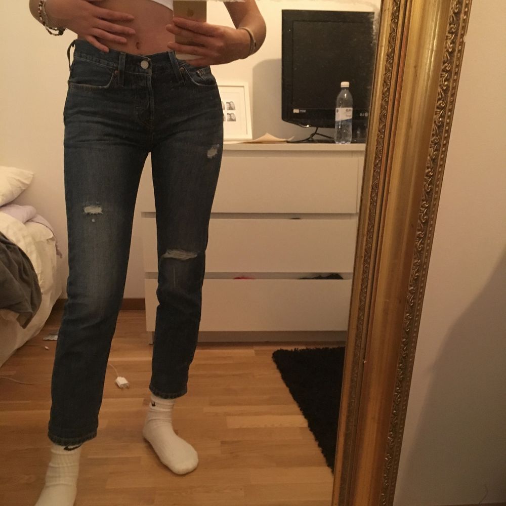HELT HELT NYA 501 LEVIS!! Min mamma köpte dem förra veckan från USA men tyvärr passade dem inte riktigt mig! :( Jag har vanligtvis strl XS och är 165 cm lång. Modellen är WOMEN'S TAPER, en slags momjeans modell!. Jeans & Byxor.