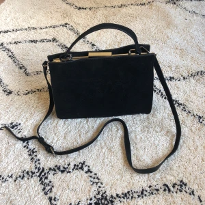  - Svart väska i mocka, från mango 