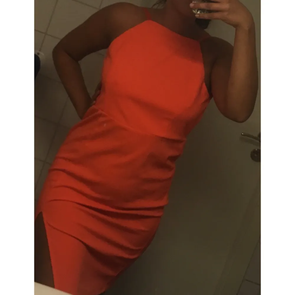 Orange klänning med djup rygg. Liten i storleken. . Klänningar.