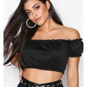  - Offshoulder topp. Använd en gång så den är i bra skick! Väldigt bra kvalité! 