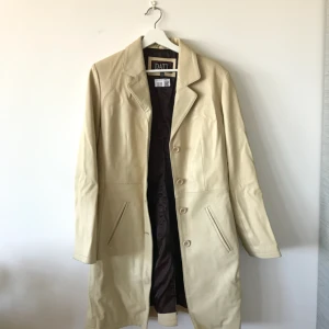  - Beige läder kappa