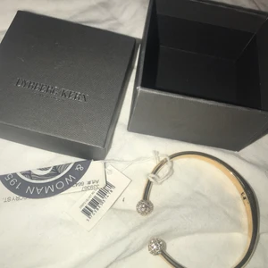  - Säljer detta fina guld armband från Dyrberg, helt oanvänt och kartongen ingår. Prislapp finns kvar.