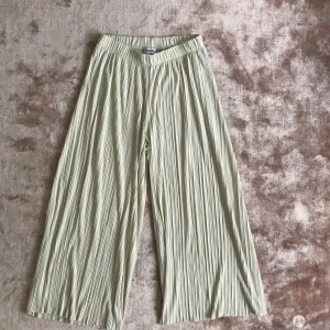  - Vida luftiga byxor  Skulle säga att dom är lite större än Small 