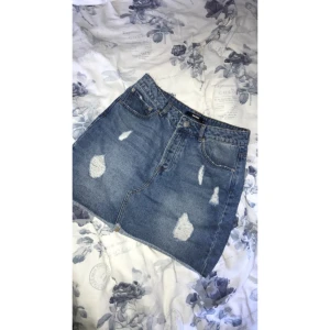  - Jeanskjol från Bikbok, bra skick! 