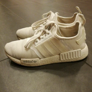  - Adidas NMD, helvita. Storleken är en normal 38! Använda men inte särskilt slitna. Frakten ligger på ca 80kr