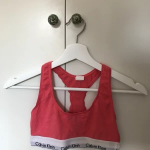  - Snygg Calvin Klein topp i storlek S, passar även M. 