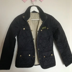  - Barbour jacka i storlek 32, frakt 45kr