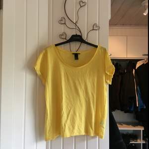 Enklare gul t-shirt från H&M. Använd några gånger för länge sedan. Frakt tillkommer! 😊