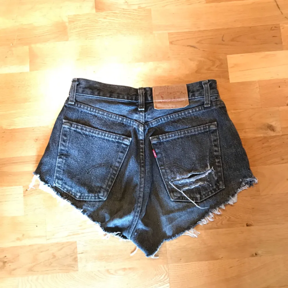Vintage shorts från Levi’s som passar storlek S. Besök min sida på Tradera för ännu mer kläder (namn: melanien) . Shorts.