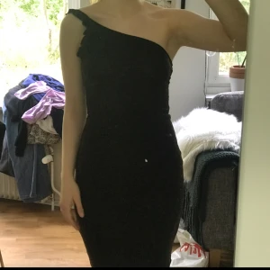  - Helt ny svart guldig klänning från H&M. Lappen sitter kvar