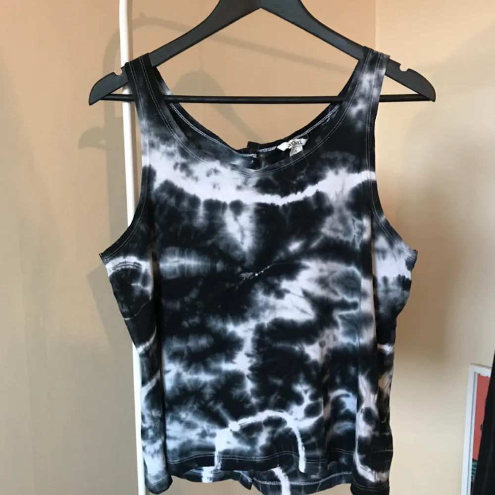 Tie dye-linne från monki! . Toppar.