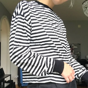  - Randig långärmad tröja från hm. Använd 1 gång. Möts upp i Stockholm annars tillkommer frakt!