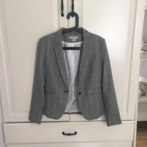  - Kavaj från H&m. Storlek 40 men sitter snyggt oversize på mig som har xs/s