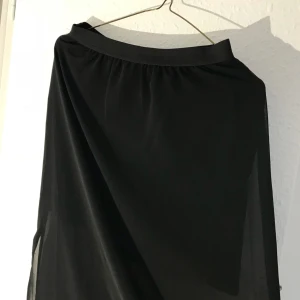  - Lång kjol från HM med slits i båda sidorna. kortare underkjol under. passar en s/m. köparen står för frakten.