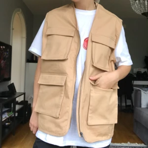  - Vest från hm. Använd 1 gång, säljer pga sitter för stort på mig som vanligtvis har XS. Passar mer M. Möts upp i Stockholm annars tillkommer frakt!