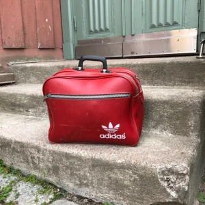  - Vintageväska från adidas. 70-tal. Kan hämtas i Uppsala eller skickas mot fraktkostnad 