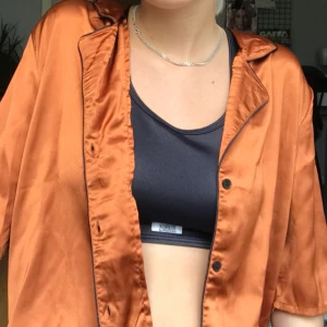  - Rostfärgad blus från boohoo. Använd 1 gång. Möts upp i Stockholm annars tillkommer frakt! 