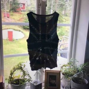  - Världens coolaste partytröja! Ett skit-coolt partylinne med paljetter. Väldigt fint skick! Och väldigt stretching! 