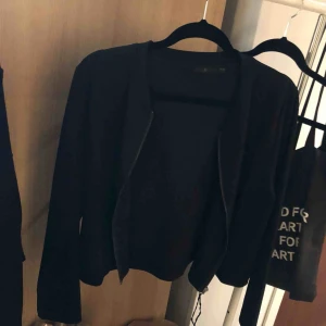  - En svart tunn ”jacka” som är midjekort i storlek 44-46. Dragkedja. Inga fickor.  Jag kan mötas upp i Spånga, Vällingby, Sollentuna och Upplands Väsby. Ev. frakt betalas utav köparen. 