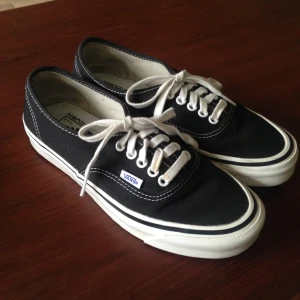  - Vans Anaheim DX i svart. Använda av mig i en vecka innan jag insåg att strl 38,5 är som 38 i dessa, alltså för små för mig. Om du har storlek 38 vanligtvis så passar de perfekt.   Hämtas upp i Stockholm eller skickas mot en extra fraktkostnad på 60kr. 