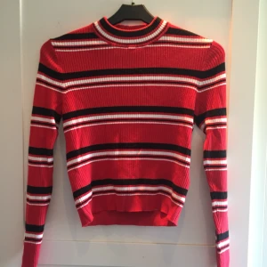  - Väldigt stretchig tröja från HM. Lite croppad.