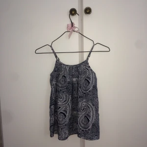  - Blå och vit mönstrade linne/blus i fint skick, använd endast 1 gång. Säljer pga att den är för liten ❤️