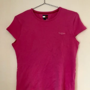  - Tommy Hilfiger T-shirt, använd endast en gång! Säljer pga av fel storlek.  Frakt tillkommer och betalning via Swish ;) 