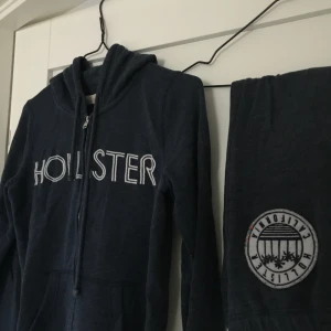  - Marinblått set från Hollister, köpt i USA . Storlek S (skulle även passa en M) i ett fint skick. Säljer för 300kr.