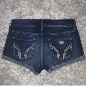 Hollister shorts - Jeansshorts från Hollister i mycket gott skick!  Storlek: w24 (motsvarar XS och liten S)  🌸Frakt tillkommer🌸