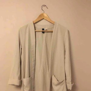  - Vit, tunn och lång kappa från H&M