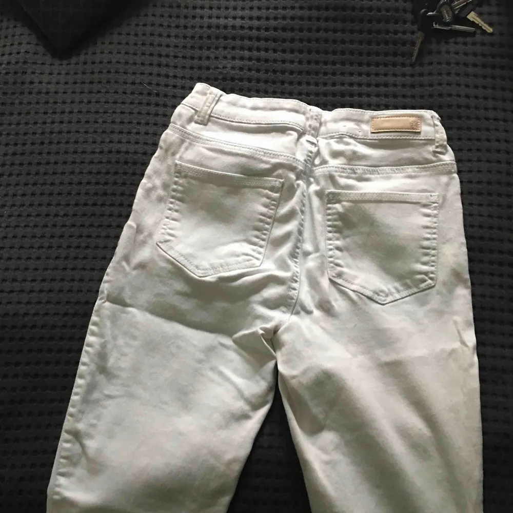 Vita jeans från vero Moda i väldigt mjukt och stretchiga. Knappt använda! Passar XS,s,M. Jeans & Byxor.