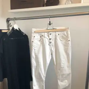 Klassiska Please jeans i vitt. Använda någon enstaka gång. Köparen står för ev frakt.