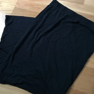  - Långkjol från carlings ,endast använd 1 gång säljer pga att den inte kommer till användning, 80kr