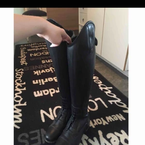  - Ridstövlar ifrån Horka, de är cirka 35-36 cm runt vaden