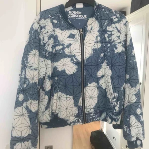  - Hm, limited edition. Köpte den för 500 kr. Aldrig använd tyvärr :( 