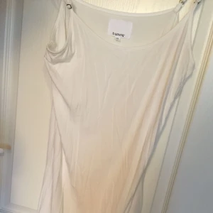  - Oanvänd klänning i två lösa lager. Understa lagret är en bomullsklänning och det övre nät med spets i nedre delen. Lite genomskinlig. 🙂Kan mötas upp i Borlänge/Falun, Stockholm/Uppsala och Västerås. Vid frakt står köparen för denna 