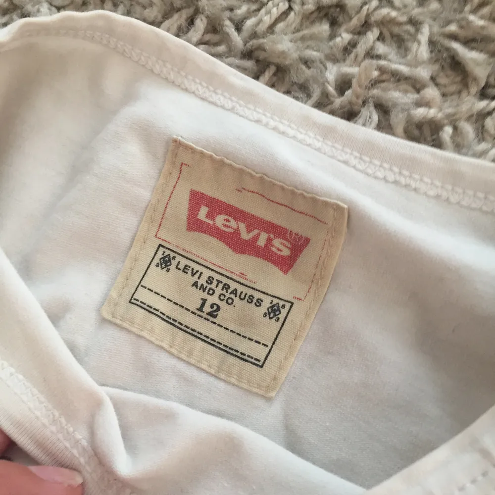 Superfin levis t-shirt i strl 12 år barn så typ xs!. T-shirts.