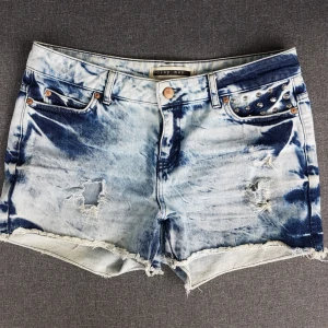  - Knappt använda stentvättade shorts köpta i vero moda, märke Noisy may. Shortsen går under rumpan och är av bra kvalité.